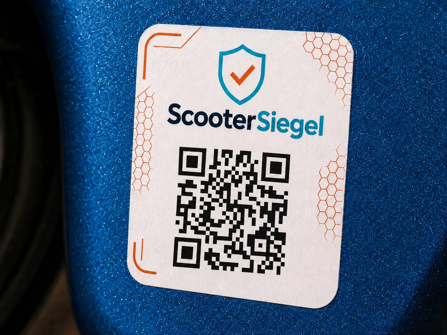 ScooterPass-Aufkleber auf dem blauen Trittbrett eines E-Scooters, aus der Nähe: Wortmarke, Schild-Symbol und QR-Code auf heller Sicherheitsfolie